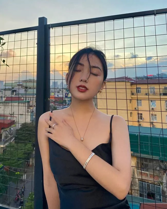 Đầm lụa cũng là một trong những set đồ được Mai Hà Trang yêu thích.