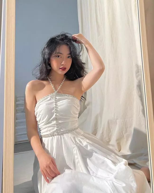 Hà Trang được nhận xét nhan sắc thăng hạng sau khi lấy chồng. Dân mạng tấm tắc khen Đức Chinh chăm vợ khéo quá.