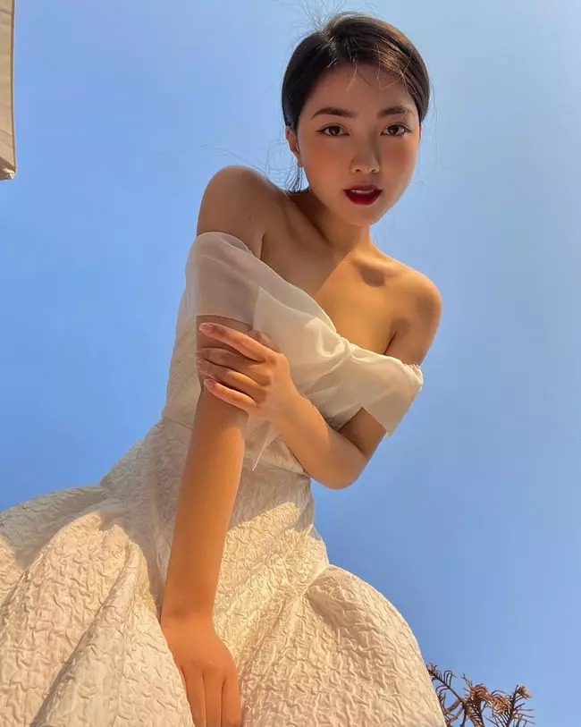 Thêm chiếc ảnh nàng hot girl khoe xương quai xanh.​​​​​​​