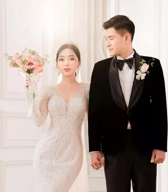 Ngày 10/5 vừa qua, Hà Đức Chinh đã tổ chức hôn lễ với Mai Hà Trang ở Hà Nội. Trước đó, ngày 8/5, đôi trẻ cũng tổ chức báo hỷ ở Phú Thọ - quê nhà chú rể.