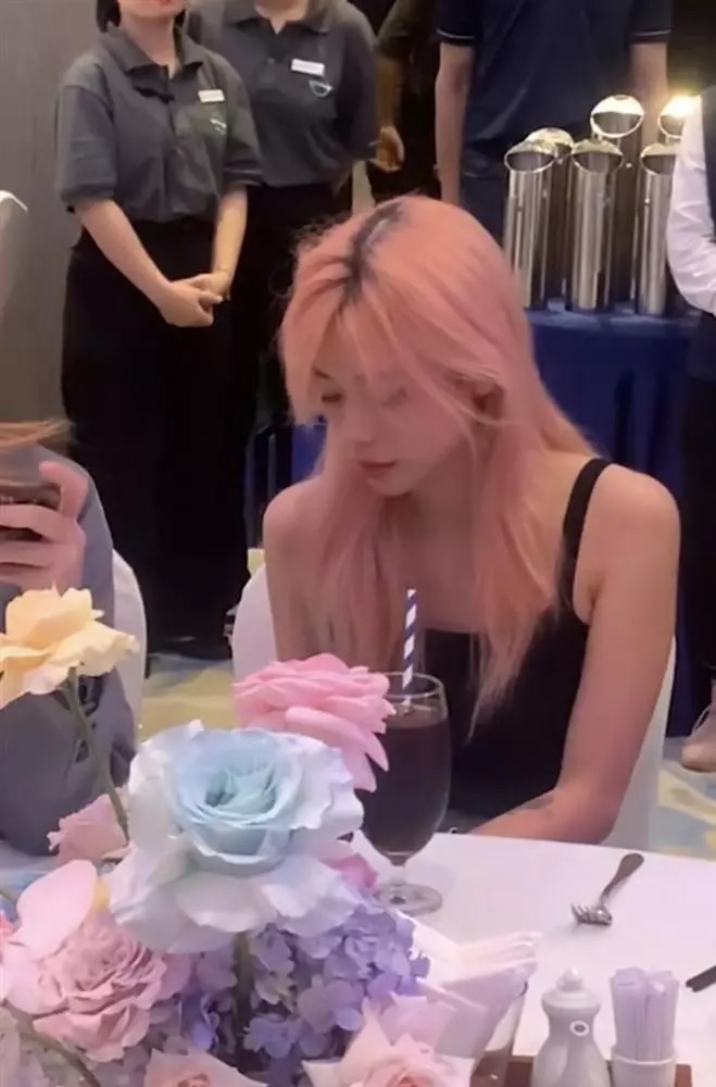 Ngoại hình gầy của Bank thu hút sự chú ý đặc biệt.