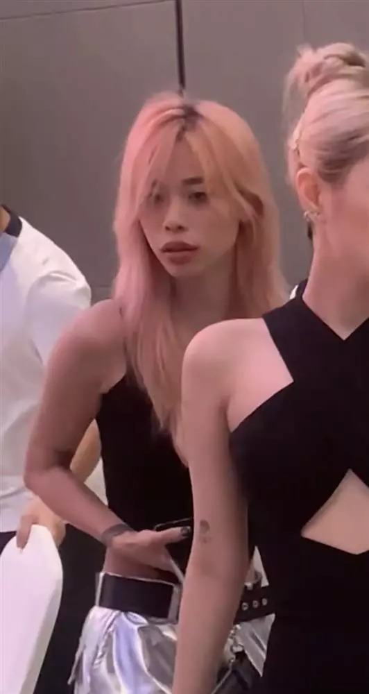 Gương mặt cô nàng trông rất nhỏ.