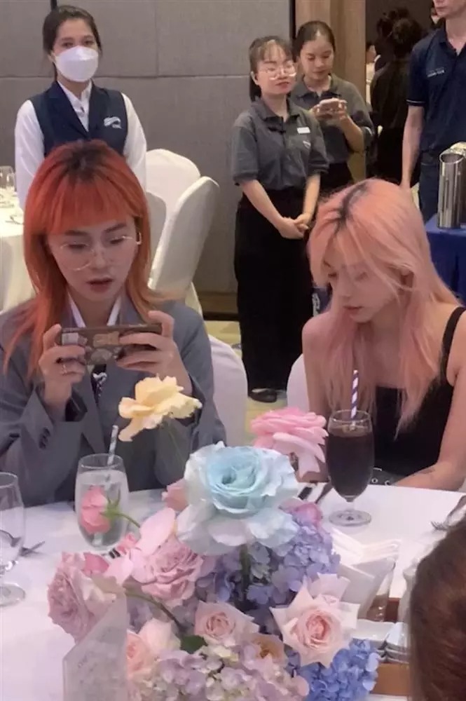 Cặp đôi cùng dự đám cưới đồng nghiệp.