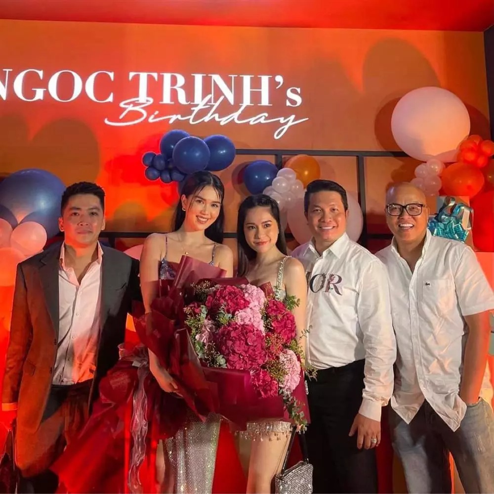 Qua cam thường, nhân vật chính của bữa tiệc có phần kém sắc hơn vì gò má cao, màu son và kiểu tóc không tôn lên gương mặt baby của cô nàng.