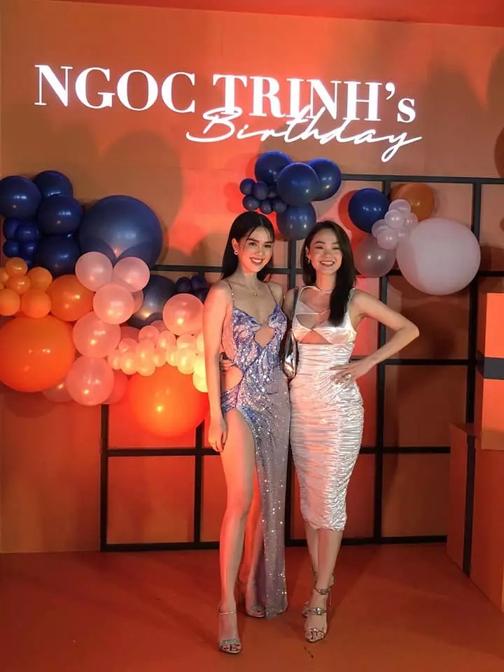 Vóc dáng của Ngọc Trinh cũng có phần lép vế Minh Hằng dù người chị thân thiết chọn bộ đầm vải bóng cực kỳ kén dáng.