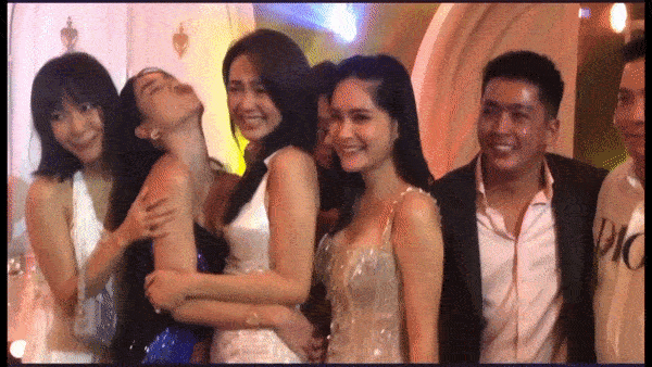 Ngọc Trinh liên tục kêu gọi bạn bè lên chụp ảnh, thậm chí văng tục với Diệu Nhi khiến bạn bè xung quanh cạn lời.