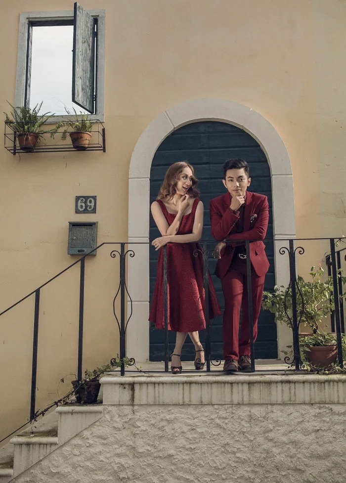 Phan Hiển đã khoe những tấm ảnh cưới bên cạnh Khánh Thi, cả hai đều diện trang phục cưới chỉn chu và không giấu khỏi sự hạnh phúc khi ở bên cạnh đối phương