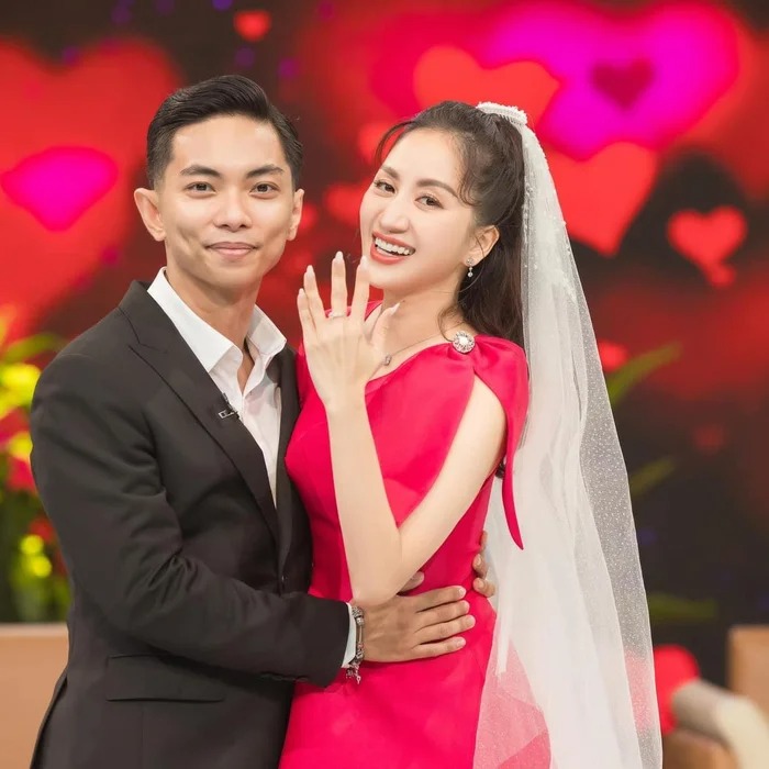 Cách đây không lâu Phan Hiển đã chính thức cầu hôn Khánh Thi sau 13 năm chung sống tại một khách sạn sang trọng