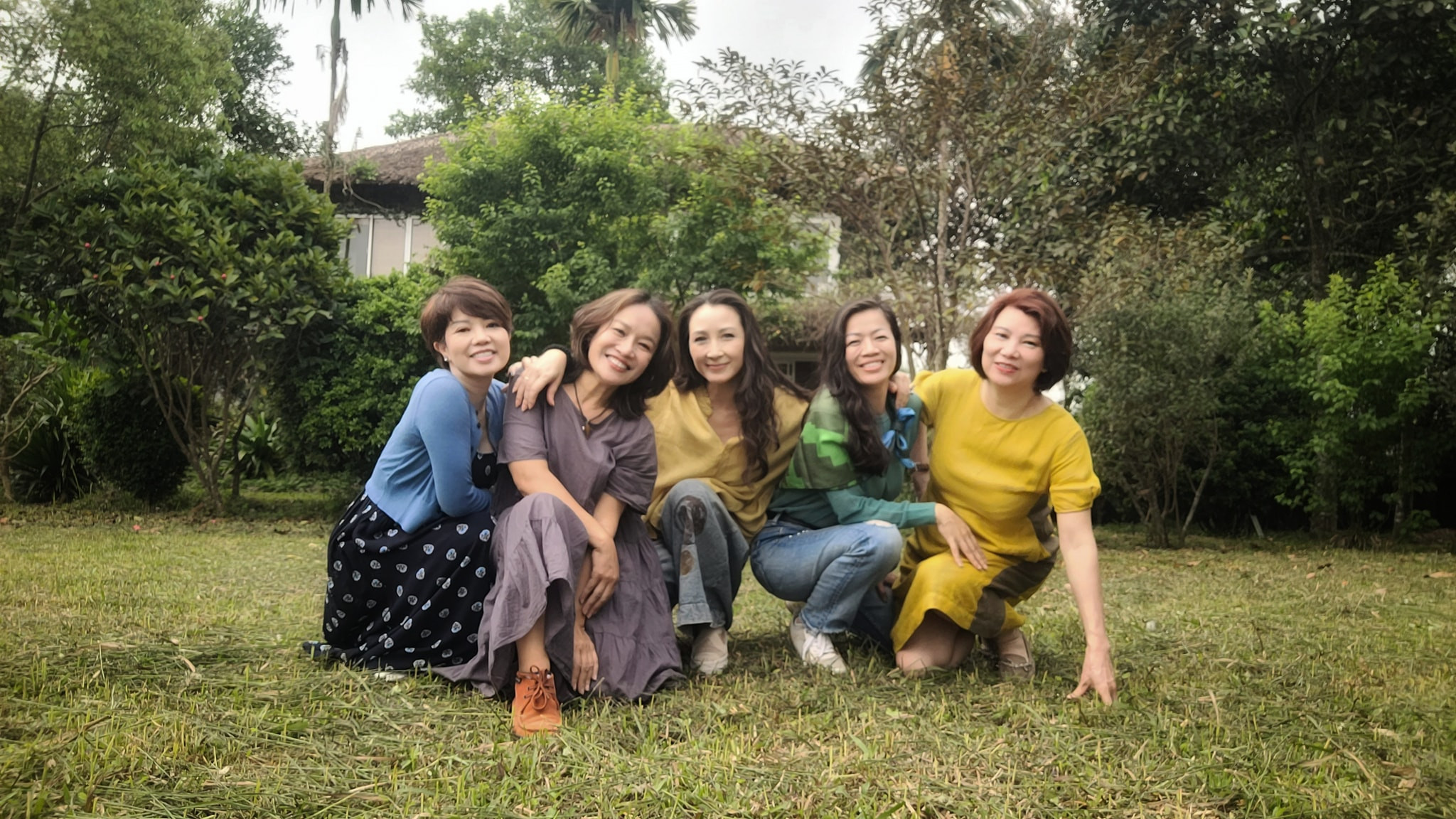 Dàn diễn viên Nhà hát Tuổi trẻ - hội bạn thân của Ngọc Huyền đi đâu cũng có nhau. 