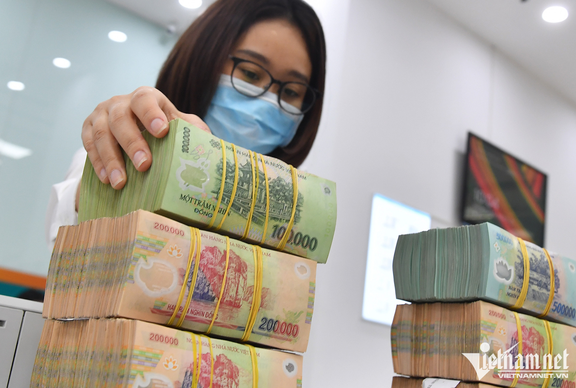 Đã 3 năm qua, lương cơ sở vẫn giữ mức 1,49 triệu đồng. Ảnh: Hoàng Hà