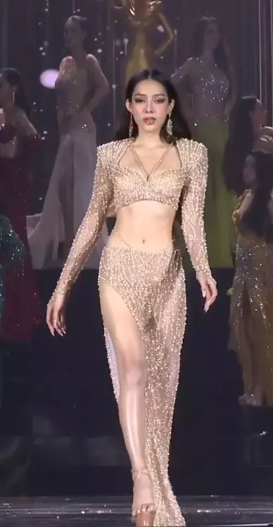 Hồng Hạnh trong phần thi trang phục dạ hội cũng vô cùng nổi bật
