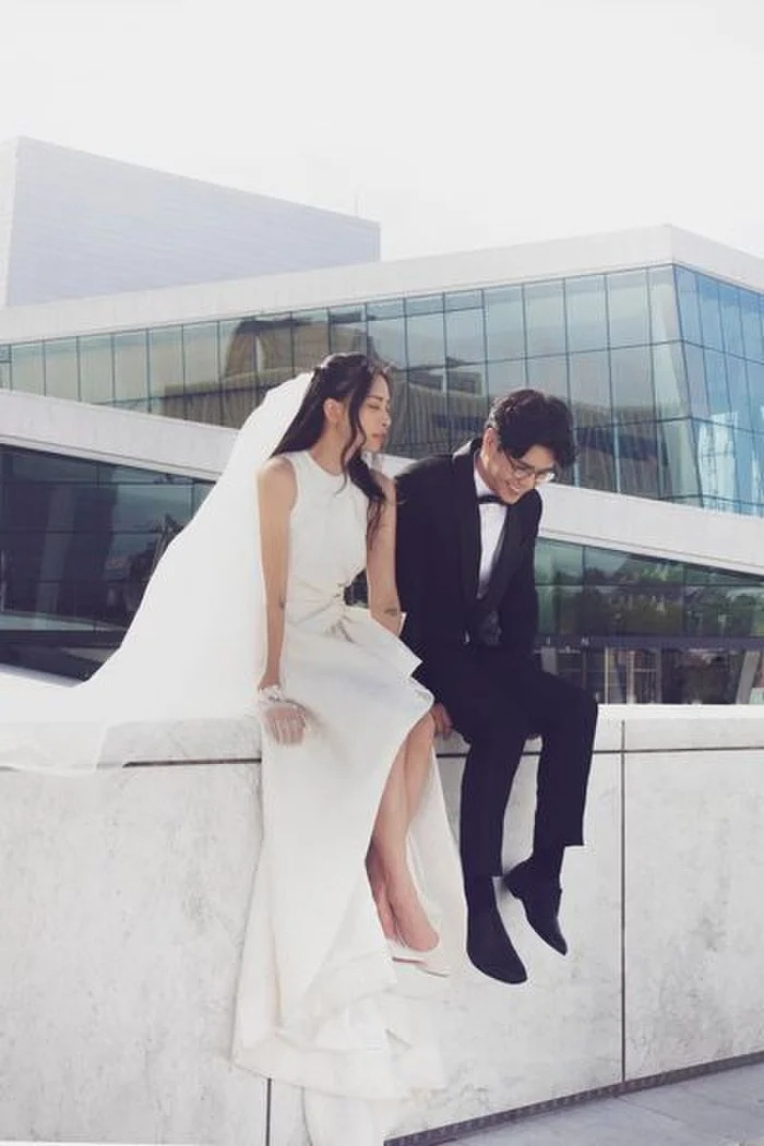 Chỉ là khoảnh khắc đời thường thôi nhưng ai cũng đều cảm nhận được sự hạnh phúc mà cả hai đang tận hưởng.