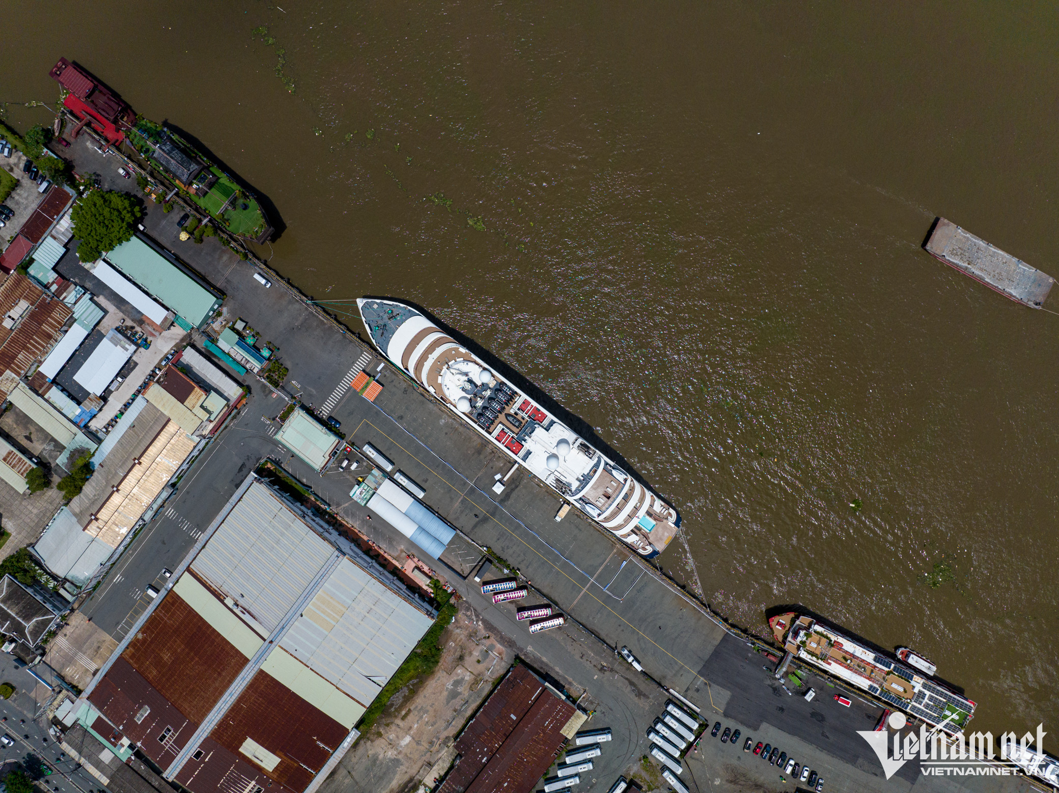 Siêu du thuyền Le Lapérouse có chiều dài hơn 130m, rộng18m, cao 28m do nhà máy đóng tàu VARD ở Na Uy sản xuất. Thời gian neo đậu tại cảng Sài Gòn cũng là lúc chiếc siêu du thuyền đã hoàn thành hải trình dài 12 ngày di chuyển từ Benoa, Bali (Indonesia), Singapore rồi đến Việt Nam.