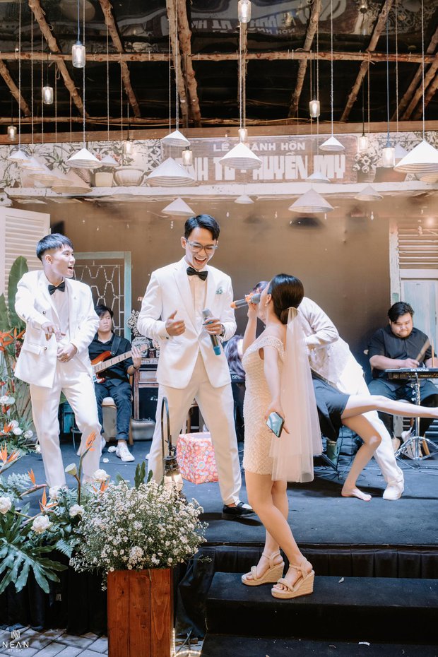 Cặp đôi song ca trong đám cưới