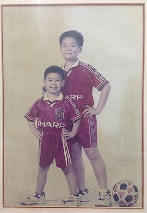 Từ khi còn nhỏ, Vinh Quang và anh trai đã có tình yêu bóng đá giống bố. Ảnh: VTCNews 