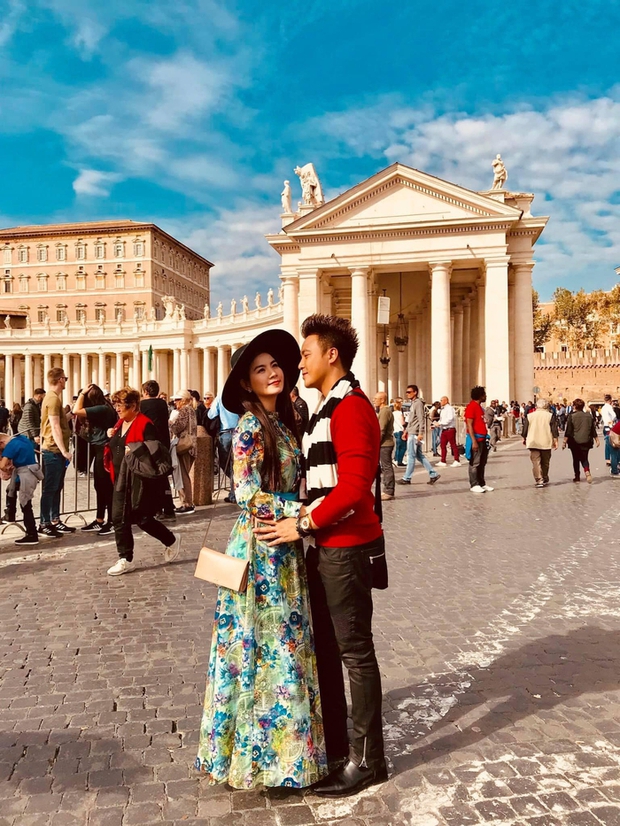 Ngoài thời gian làm việc, Kha Ly và chồng cùng nhau đi du lịch khắp nơi và tận hưởng cuộc sống hạnh phúc như vợ chồng son