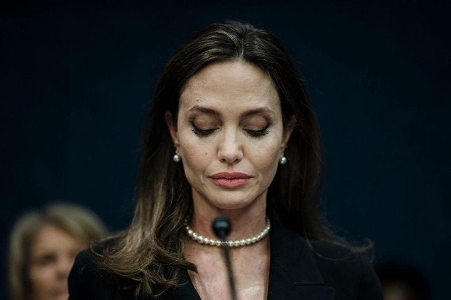 Angelina Jolie đệ đơn tố cáo Brad Pitt hôm 4/10. Ảnh: Getty Images.