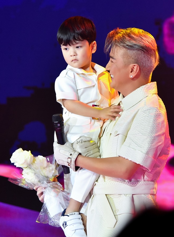 Ca sĩ Đàm Vĩnh Hưng công khai diện mạo của quý tử.