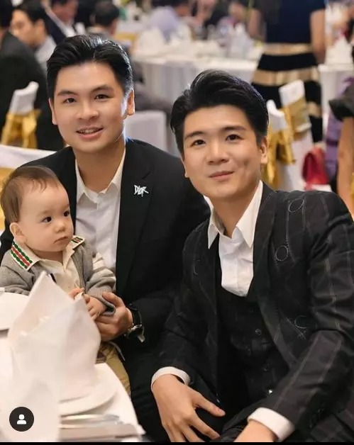 Đỗ Vinh Quang bên anh trai Đỗ Quang Vinh.