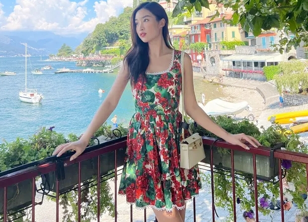 Trong chuyến du lịch châu Âu, Đỗ Mỹ Linh đeo chiếc túi Hermes Kelly giá khoảng 300 triệu đồng và mặc bộ váy hoa Dolce&Gabbana. Ảnh: Ngoisao