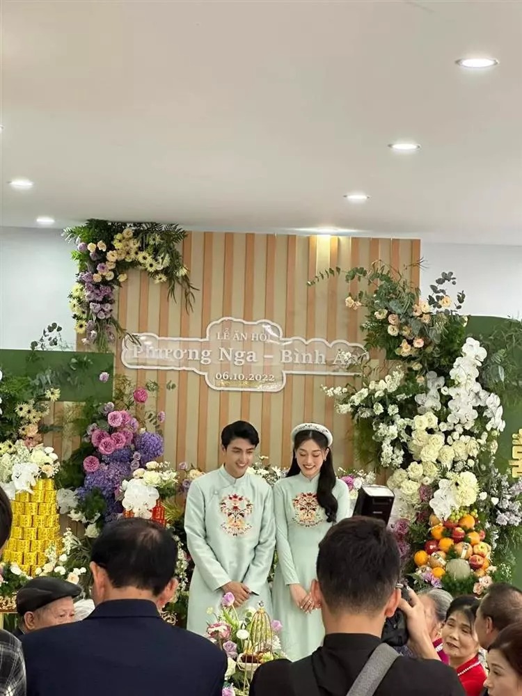 Cả hai diện áo dài truyền thống đồng điệu