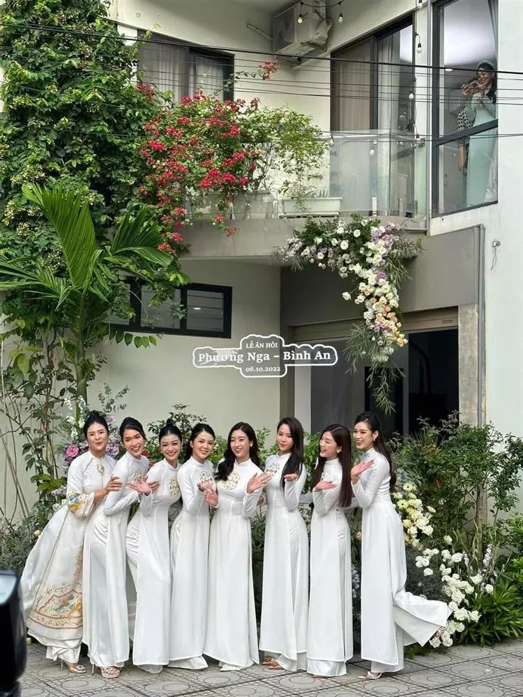 Hoa hậu Ngọc Hân diện áo dài trắng đồng điệu cùng dàn bê tráp.