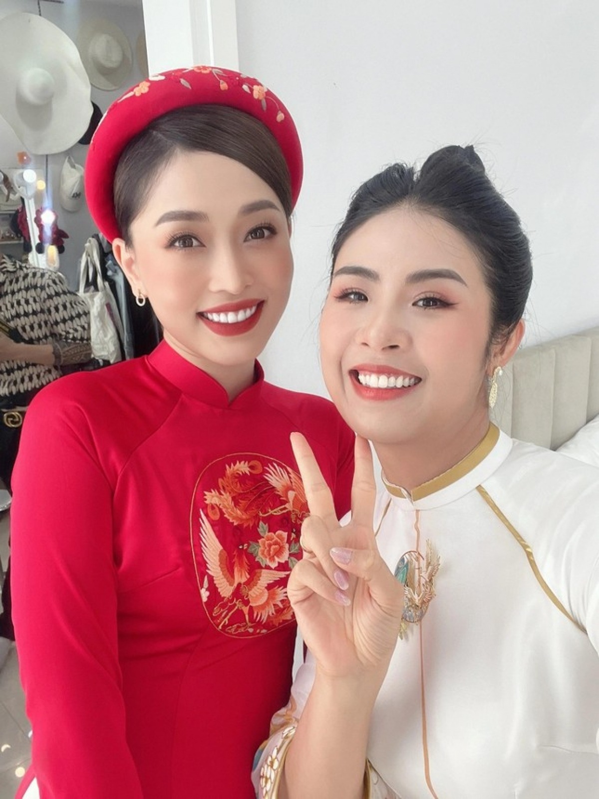 Khách mời bao gồm những người bạn thân thiết của cặp đôi và là những người nổi tiếng trong showbiz.