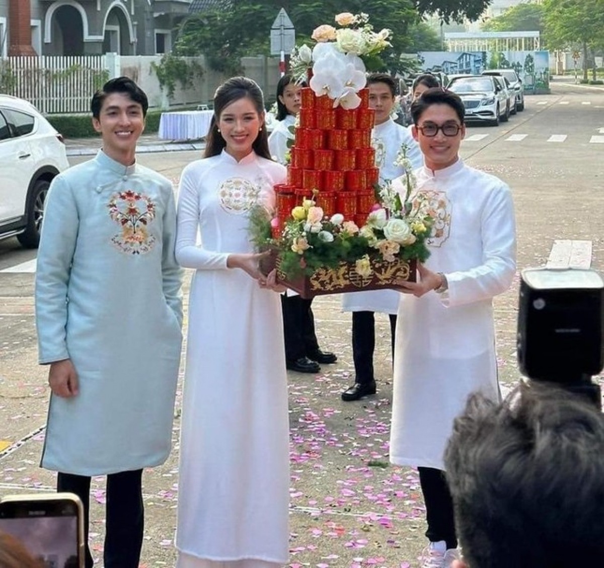 Phương Nga - Bình An hẹn hò từ năm 2018 khi Phương Nga tham gia cuộc thi Hoa hậu Việt Nam. Đến dịp Valentine năm 2019, hai người mới công khai chuyện tình cảm. Kể từ đó, Phương Nga và Bình An thường xuyên đồng hành tại các sự kiện, chương trình. Mối quan hệ của họ được gia đình hai bên ủng hộ.