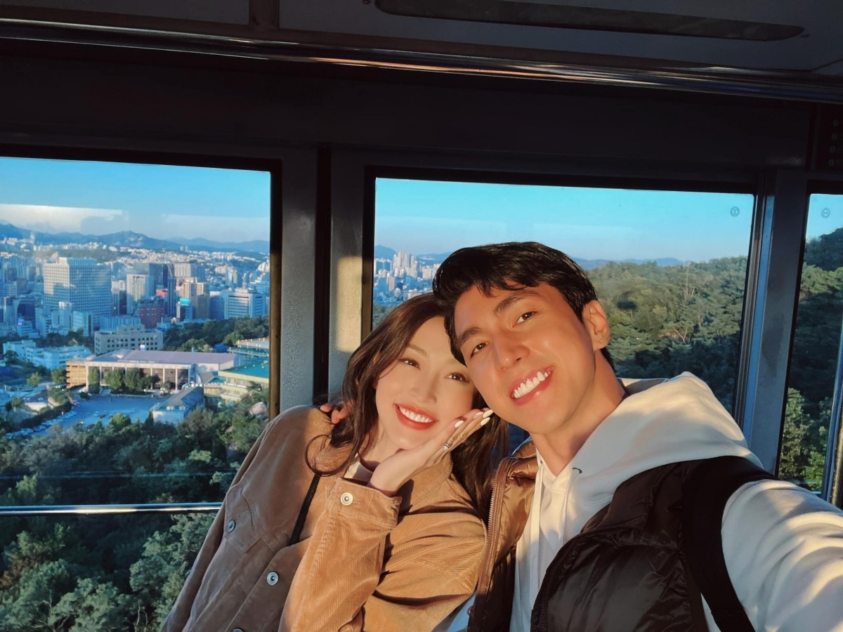 Bình An là chàng diễn viên điển trai, nổi tiếng với phim 5S Online, Mối Tình Đầu Của Tôi, Chạy Trốn Thanh Xuân..., còn Phương Nga là Á hậu “tài sắc vẹn toàn” khi vừa xinh đẹp, vừa giỏi giang, nàng tốt nghiệp trường Đại học Kinh tế Quốc dân với tấm bằng loại Giỏi. Sau khi công khai hẹn hò, Bình An và Phương Nga luôn sánh đôi bên nhau, từ công việc đến cuộc sống, chuyện tình yêu của cặp đôi được bố mẹ 2 bên và mọi người ủng hộ.