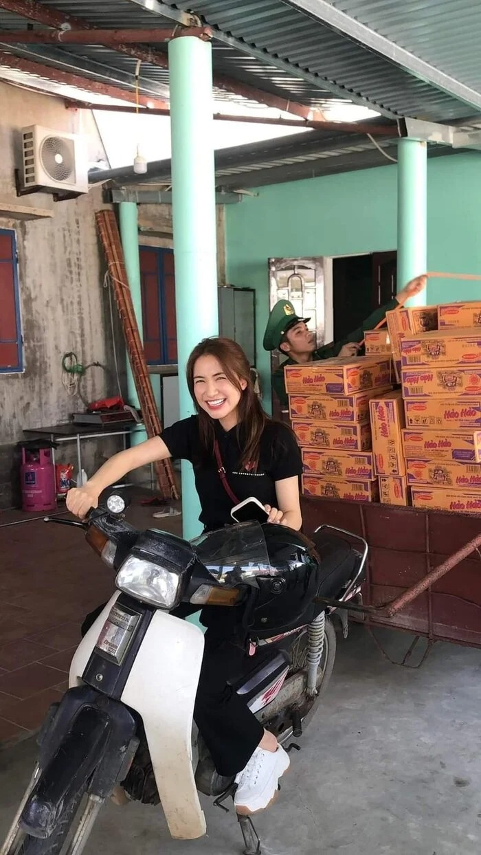 Hòa Minzy trong chuyến thiện nguyện mới đây.