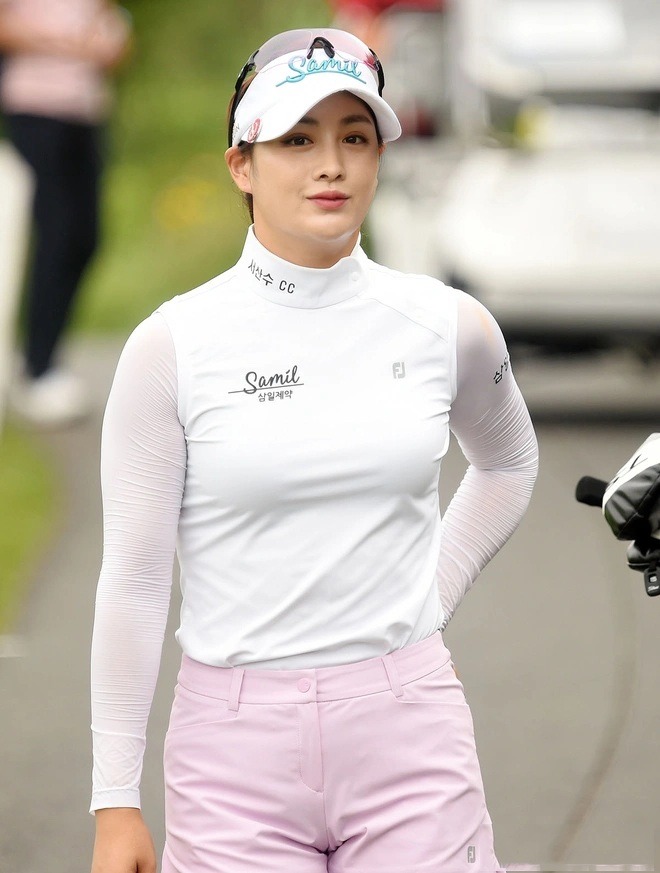Nữ golf thủ có hành động lạ giữa tin ngoại tình với Bi Rain, sốc thái độ của Kim Tae Hee - 4
