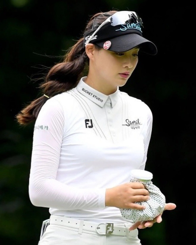 Nữ golf thủ có hành động lạ giữa tin ngoại tình với Bi Rain, sốc thái độ của Kim Tae Hee - 6