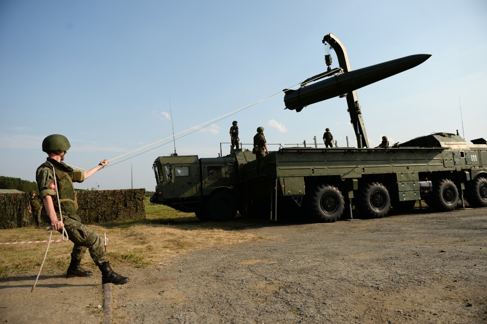 Iskander-M cũng chính là loại vũ khí đã khiến Mỹ rút khỏi hiệp ước cấm phổ biến tên lửa đạn đạo tầm trung. Theo hiệp ước này, cả Mỹ và Nga sẽ không phát triển các loại tên lửa có tầm bắn trên 400km cho tới 1000km.