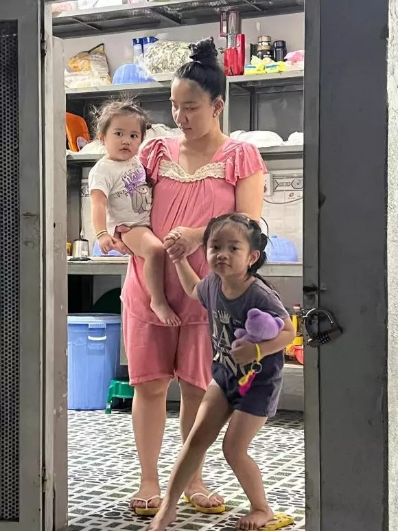 Vợ Lê Dương Bảo Lâm diện đồ giản dị và thoải mái khi ở nhà