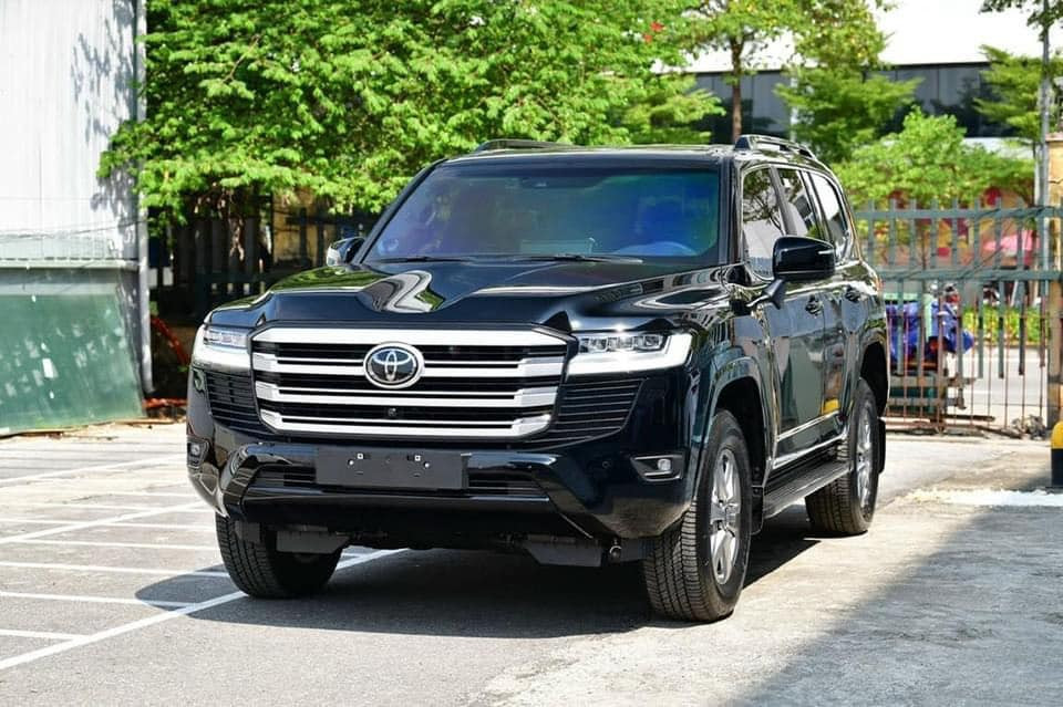 Toyota Land Cruiser LC300 hiện là mẫu xe tăng giá mạnh nhất trên thị trường. 