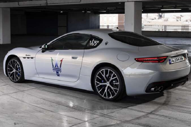 Mặc dù lối thiết kế của siêu xe Maserati GranTurismo 2022 không quá hầm hố nhưng vẫn mang đến cho người nhìn một cảm giác thể thao, sang trọng và tiện nghi. Theo Maserati, màu sơn trên GranTurismo được lấy cảm hứng từ mẫu A6 1500, nhằm kỷ niệm 75 năm thành lập của hãng.