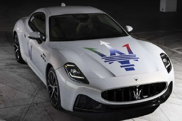 Hình ảnh được hãng xe Ý đăng tải cho thấy ngoại hình của Maserati GranTurismo 2022 mới có một số điểm tương đồng với siêu xe MC20 ở cả phần đầu xe và đèn hậu. Trong khi vẫn giữ lại đôi nét của thế hệ cuối năm 1990 như là các lỗ thông gió trên hốc bánh trước và huy hiệu “cây đinh ba” mang tính biểu tượng của hãng ở cột C phía sau.