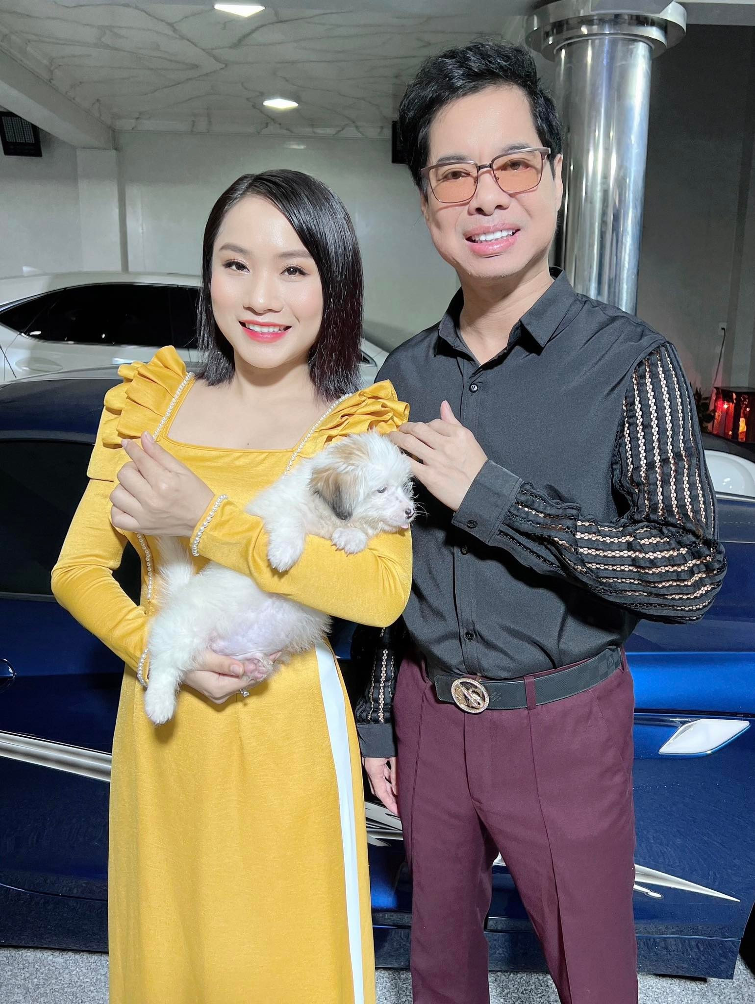 Các nghệ sĩ thích bế bé Mây mỗi khi tới nhà Ngọc Sơn chơi.