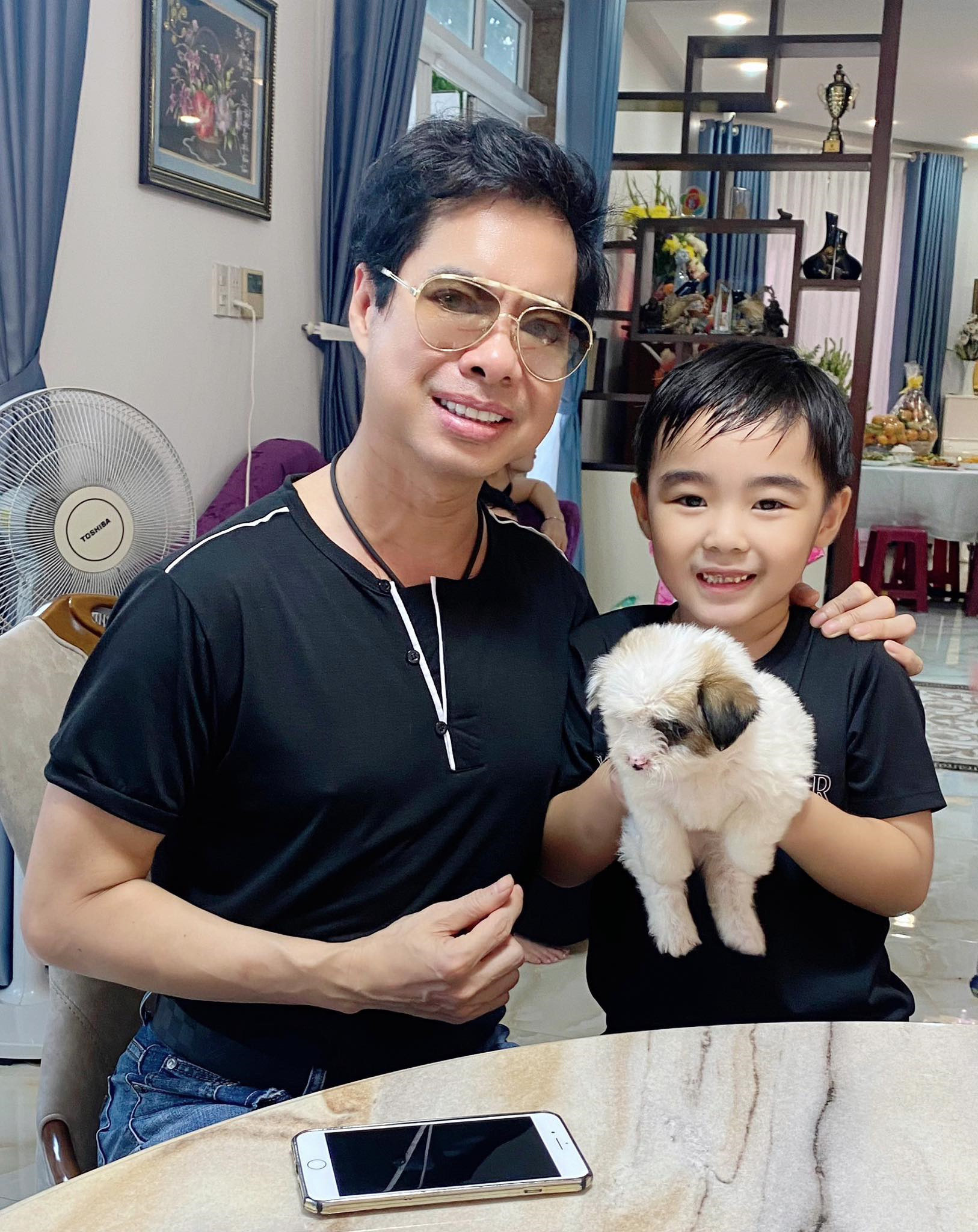 Con trai ca sĩ Ngọc Hải (trái) chơi với bé Mây.