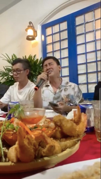 Thái độ của những người xung quanh Hoài Lâm cũng khiến dân tình chú ý.