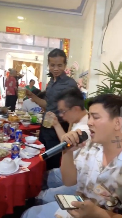 Đoạn clip ghi lại khoảnh khắc Hoài Lâm hát trên bàn tiệc đang gây xôn xao mạng xã hội.