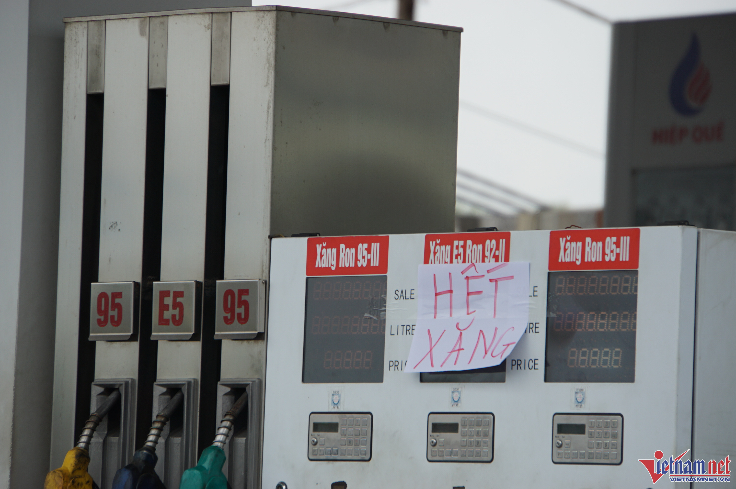 Hàng loạt cây xăng ở ngoại ô TP.HCM như quận 12, Tân Phú, huyện Hóc Môn, Gò Vấp... tiếp tục trưng bảng thông báo hết xăng sáng 10/10. (Ảnh: N.Sỹ)