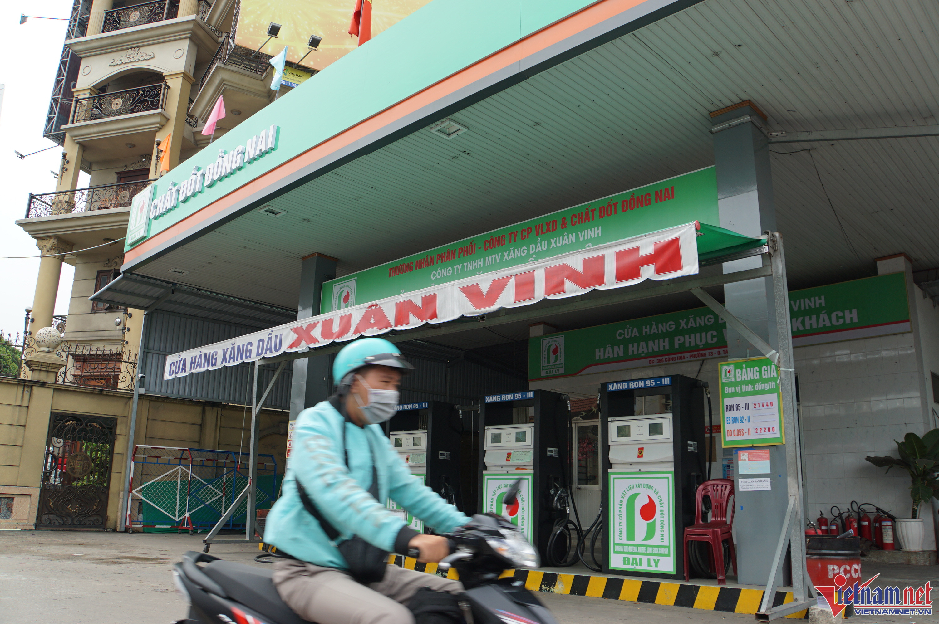 Tài xế xe ôm công nghệ chạy rảo quanh các tuyến đường để nạp xăng (Ảnh: N.Sỹ)