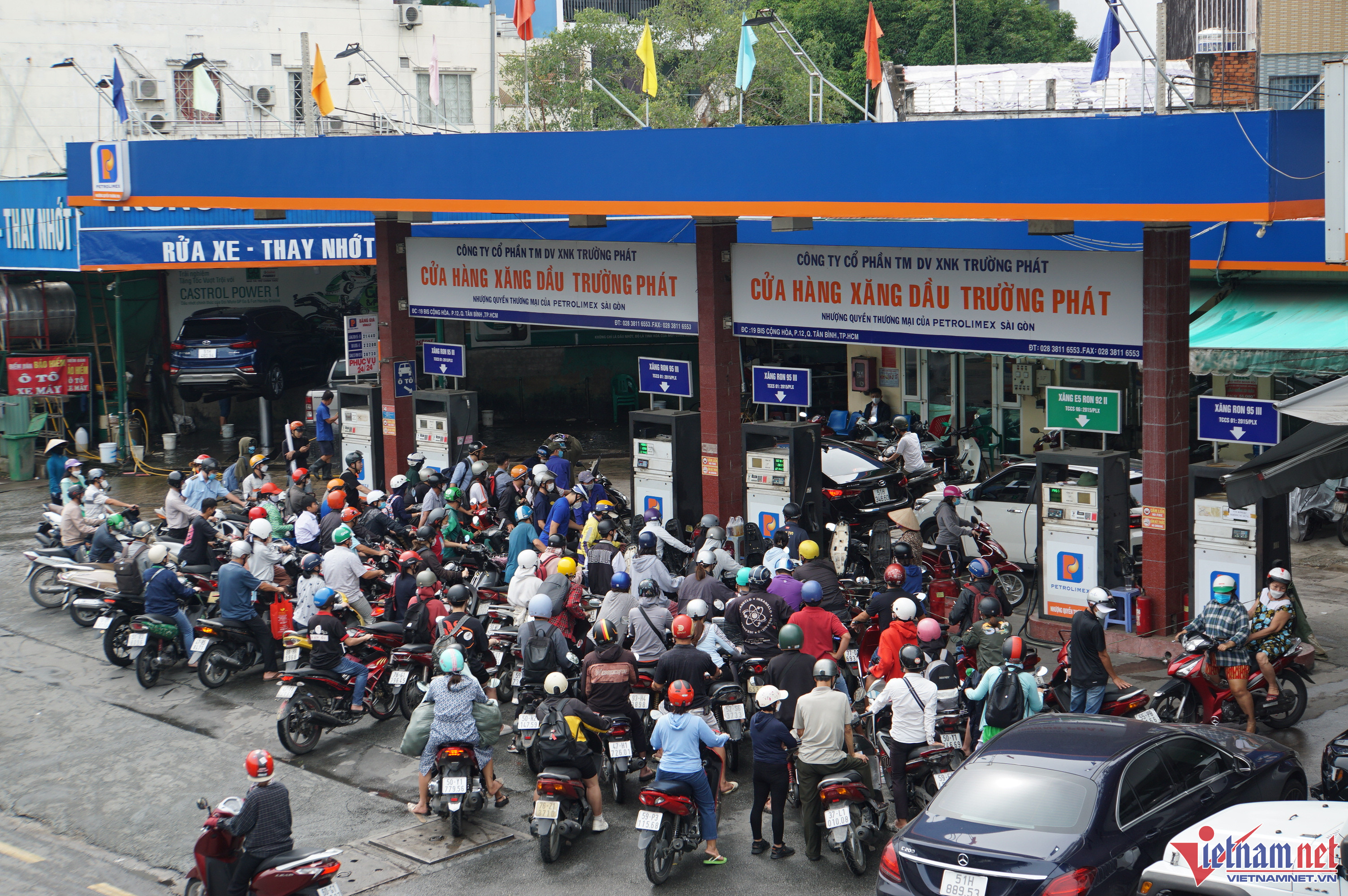 Cảnh người dân ùn ùn đi đổ xăng nên xảy ra cảnh lộn xộn trước các cây xăng tại TP.HCM sáng 10/10 (Ảnh: N.Sỹ)