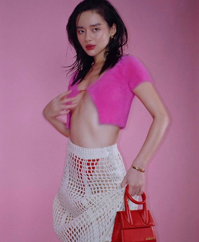 Sở hữu chiều cao đáng mơ ước – 1m70 cùng đôi mắt to tròn, làn da trắng mịn, Khánh Linh thừa sức mặc đẹp và đỉnh mọi outfit.