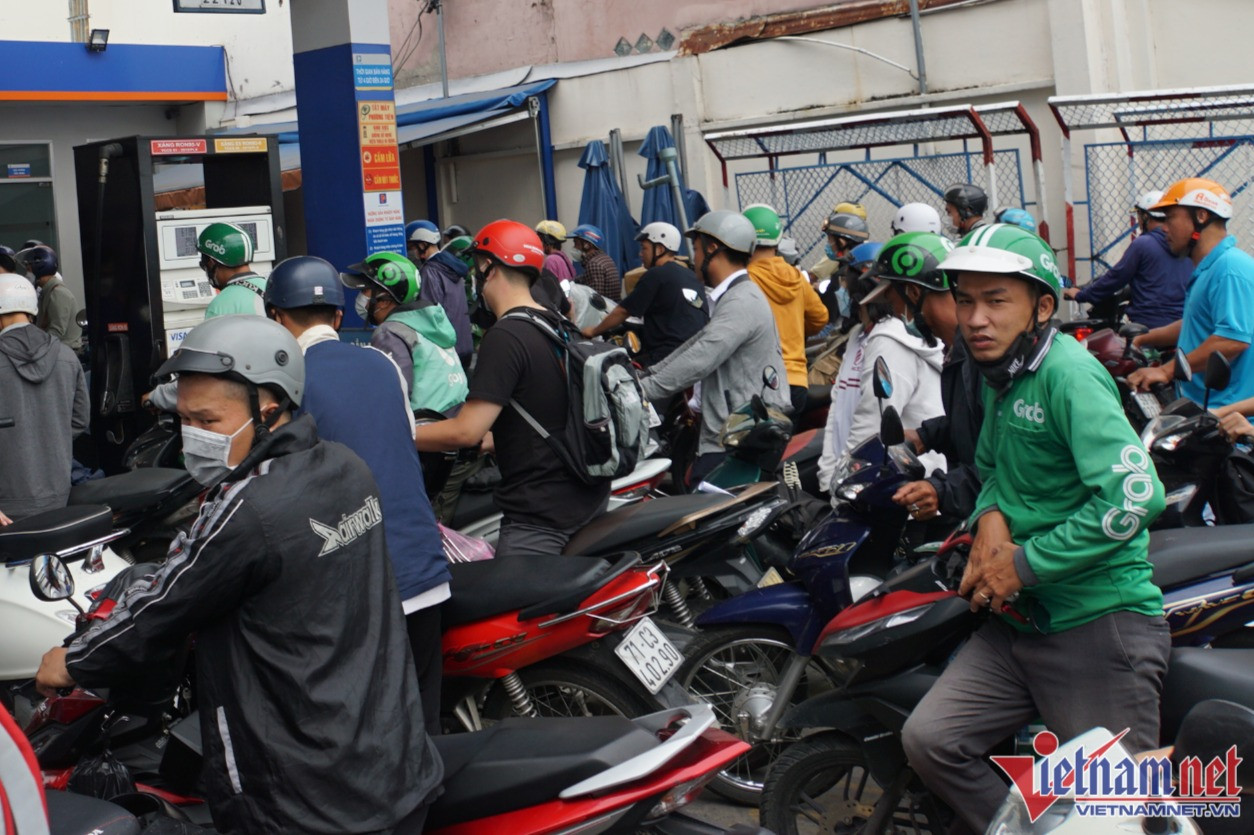 Tài xế công nghệ phải tắt app, canh bình xăng để nhận chuyến đi phù hợp với tình hình để tránh phải dắt bộ xe giữa đường. (Ảnh: N.Sỹ)