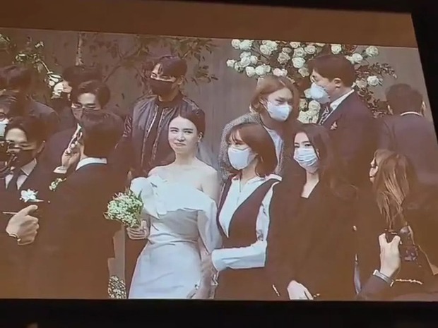 Đây chính là khung cảnh quyền lực nhất trong đám cưới của Nam Goong Min và Jin Ah Reum. Cả dàn sao Han So Hee, Lee Jun Ho (2PM), Heechul, vợ chồng Choi Tae Joon - Park Shin Hye đã đến chúc phúc cho cặp đôi mới cưới