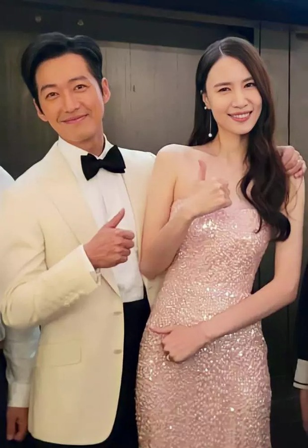 Niềm hạnh phúc rạng ngời trên gương mặt đôi vợ chồng mới cưới. Jin Ah Reum có xuất phát điểm là người mẫu, chính vì vậy cô sở hữu thân hình chuẩn từng centimet, được tôn lên trọn vẹn trong bộ váy ôm sát gợi cảm