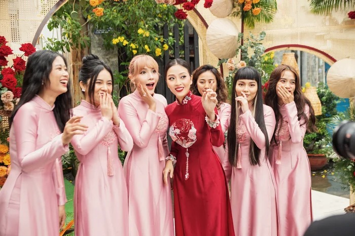 Dàn phù dâu hội tụ nhiều gương mặt nổi tiếng trong Vbiz. 