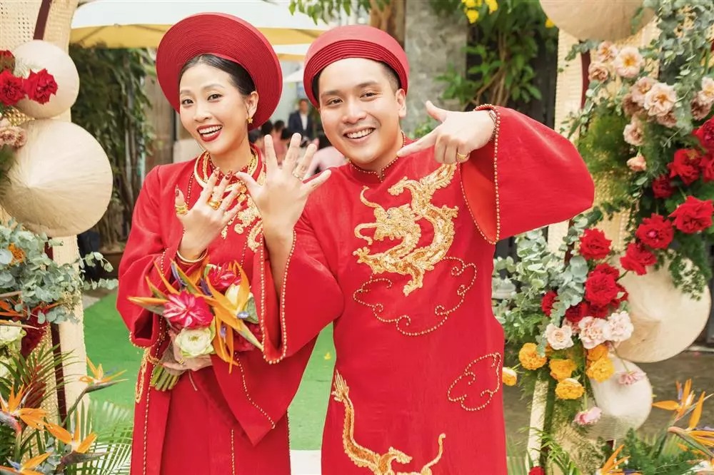 Vợ chồng Liêu Hà Trinh trong lễ gia tiên sáng 10/10.